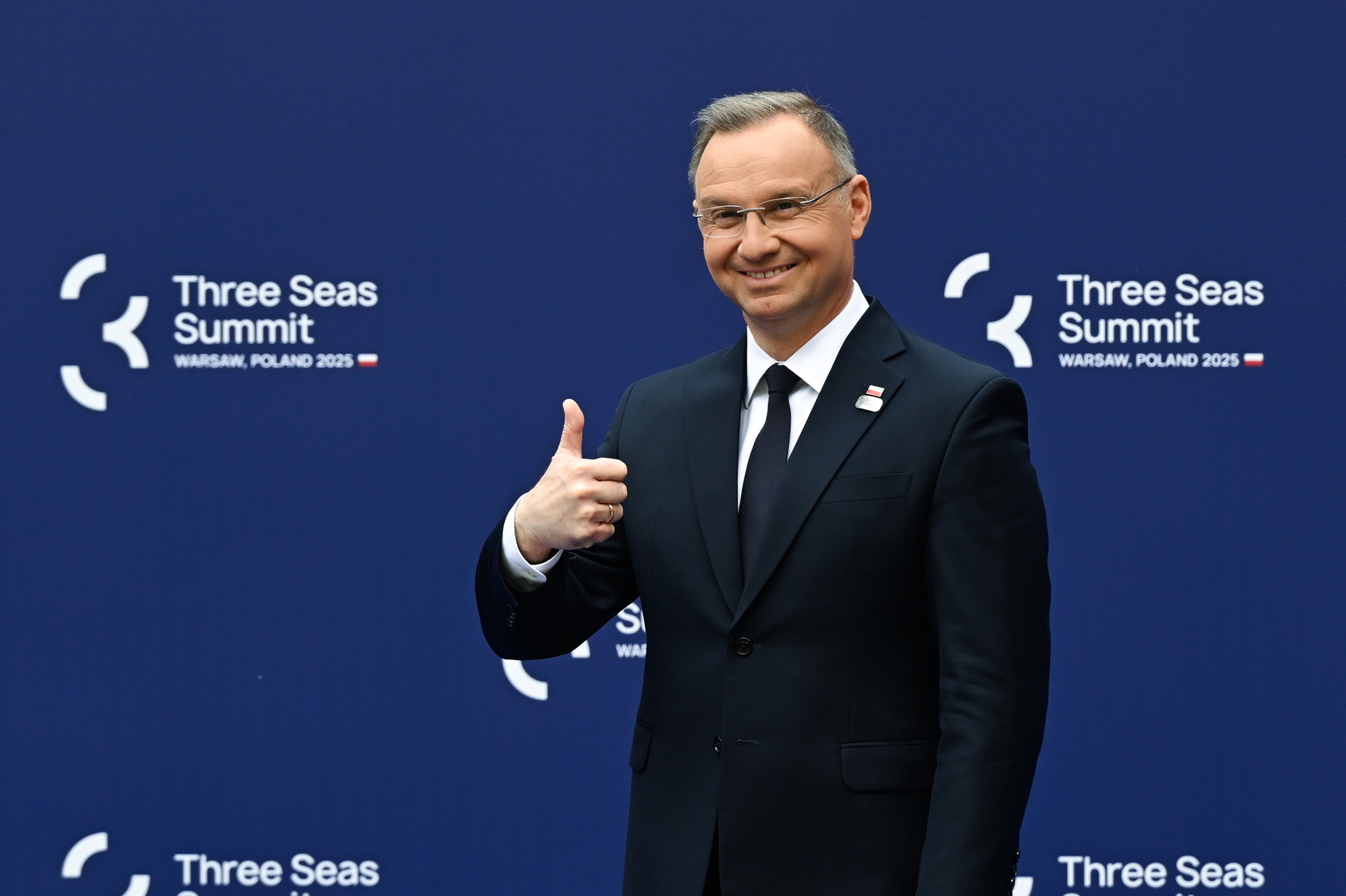 «Любимая жена» США: Почему Дуда угрожает перекрыть поставки оружия Украине