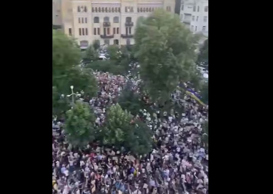 Можно легко заменить Зеленского: Протесты на Украине выгодны Западу