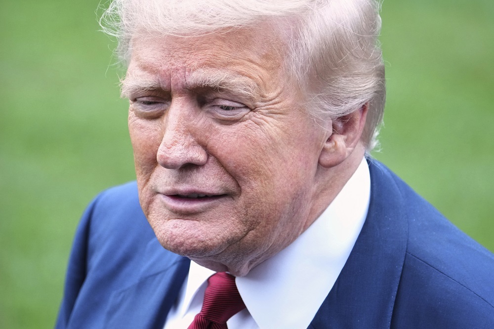 The Guardian обратила внимание на странное поведение Трампа во время выступлений