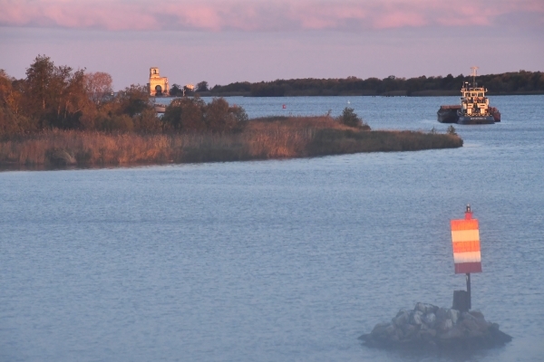 Добрались домой на лодке: Под Череповцом забыли про деревню