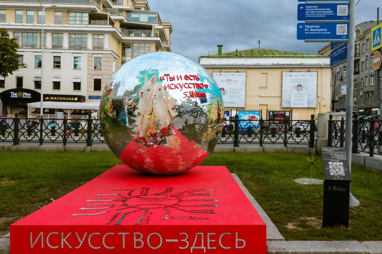 Никас Сафронов представил арт-объект на бульваре в Москве