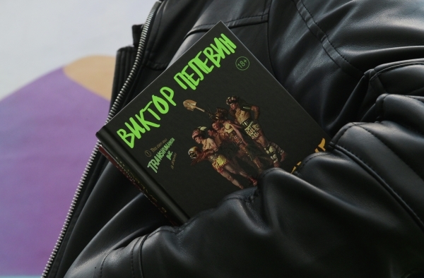 Всегда умеет удивлять: Чего ждать от новой книги Пелевина про Эпштейна