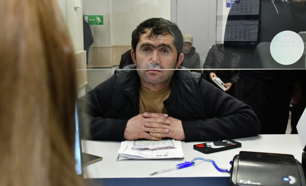 Кабмин РФ не поддержал запрет мигрантам на переводы за рубеж суммы выше зарплаты