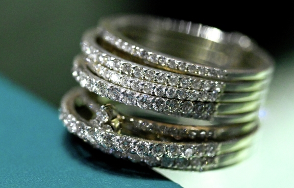 СМИ: Россияне массово жалуются на продажу полых украшений