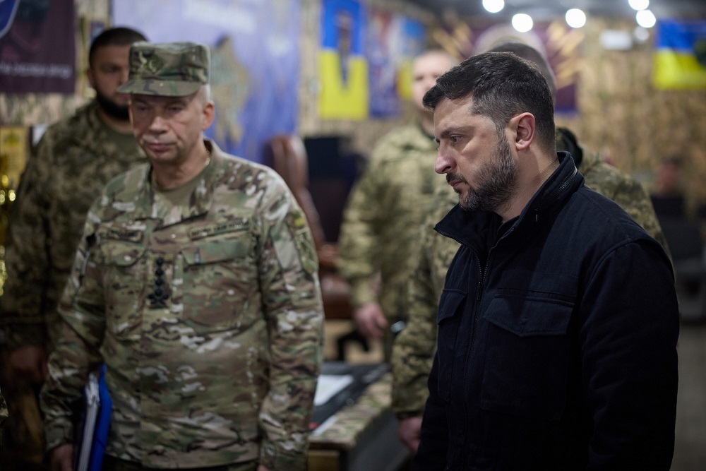 СМИ: Зеленский не обсуждал с командирами возможную отставку Сырского