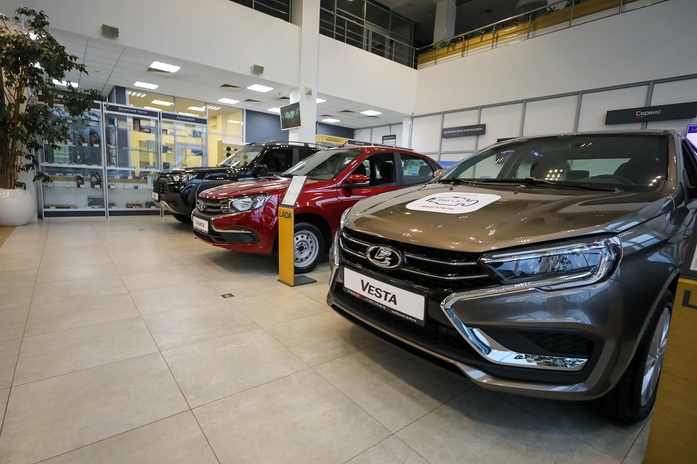 АЕБ: Продажи новых легковушек в России в 2025 году упали на 17%