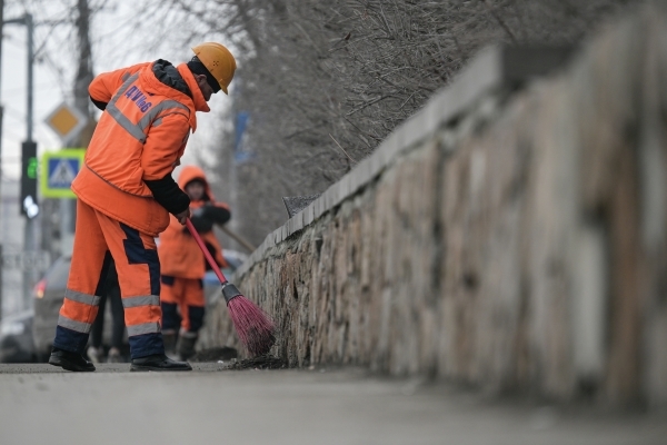 СМИ: Средние зарплаты дворников выросли до 94 тысяч рублей