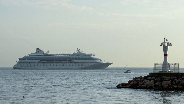 Власти рассматривают возможность возобновления зарубежных круизов через Азовское море