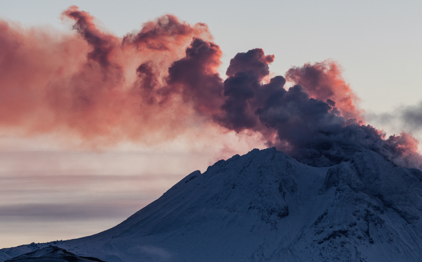 Извержение вулкана на Камчатке создало опасность для самолетов