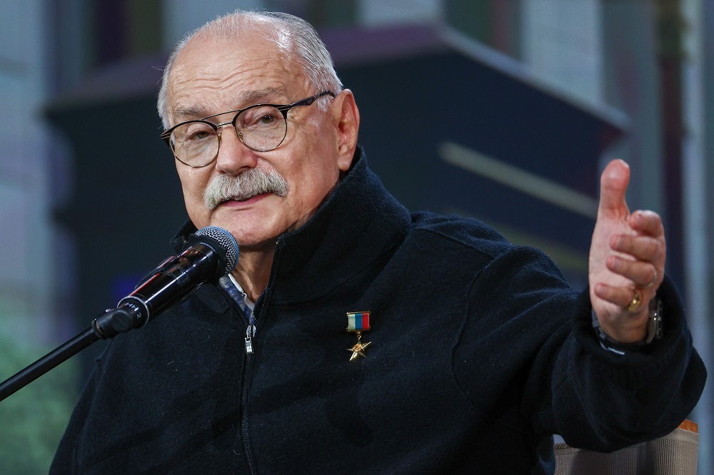 Михалков осудил воскрешение актеров с помощью ИИ