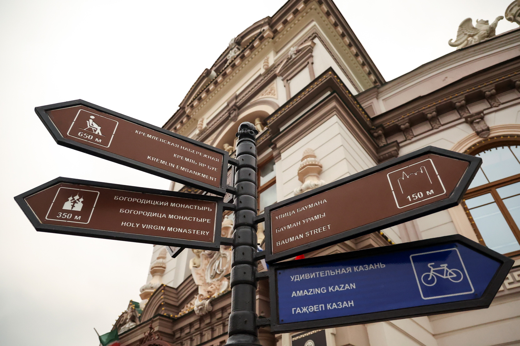 Люди справа, перила слева: Кто ответит за шутку над пенсионерами в Казани