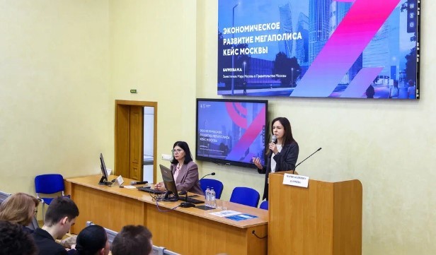 В столице прошли занятия Школы городской экономики для студентов