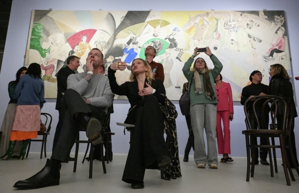 Талант и эффект толпы: Ажиотаж на выставке Шагала назвали модным