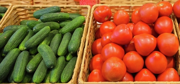 СМИ: Цены на огурцы и помидоры упали у производителей и выросли у ритейла
