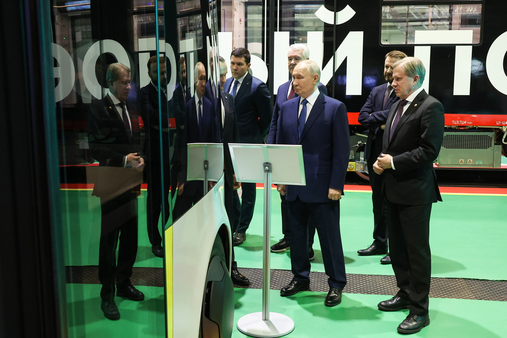 Путин поручил ускорить внедрение беспилотных систем в экономику