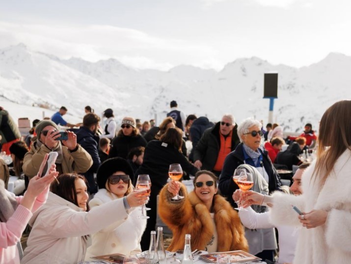 Rendez-Vous отвергла обвинения в снижении зарплат после поездки в Куршевель