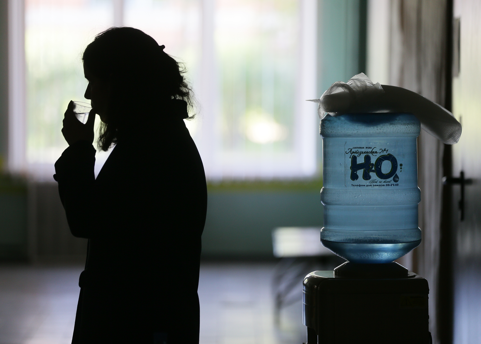 Врач объяснил, как не подцепить бактерии из кулера и кофемашины