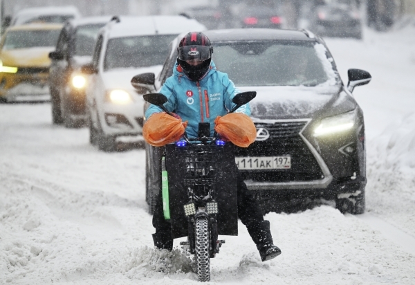 Демотивирует!: В Госдуме сравнили зарплату курьера и преподавателя вуза