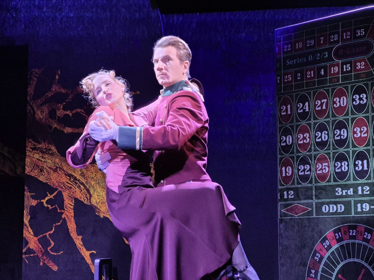 Хрупкость и глупые поступки: Какими получились Беззаботные в Малом театре