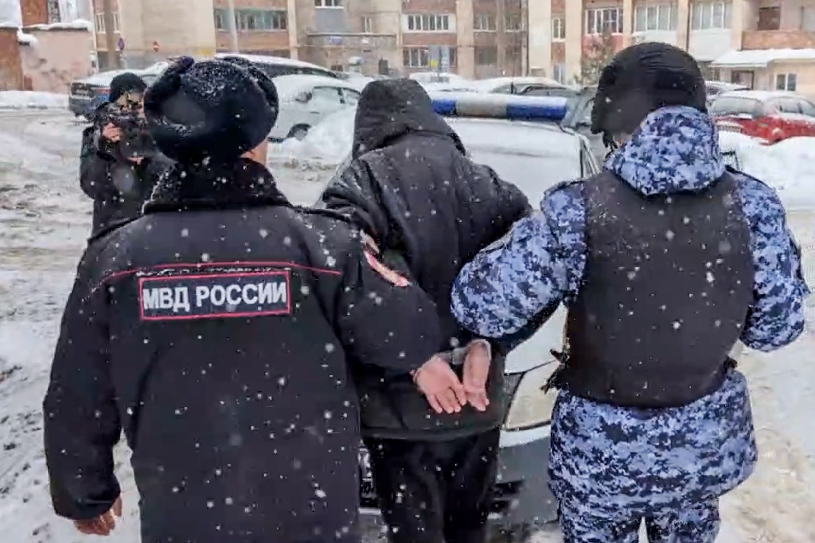 Двое полицейских пострадали при нападении на общежитие вуза в Уфе