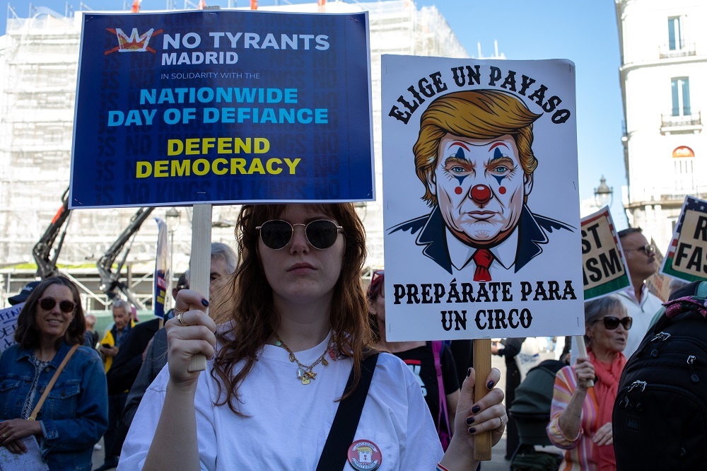 Ужасная Испания и шлепок Мерцу: Трамп начал кошмарить союзников по НАТО