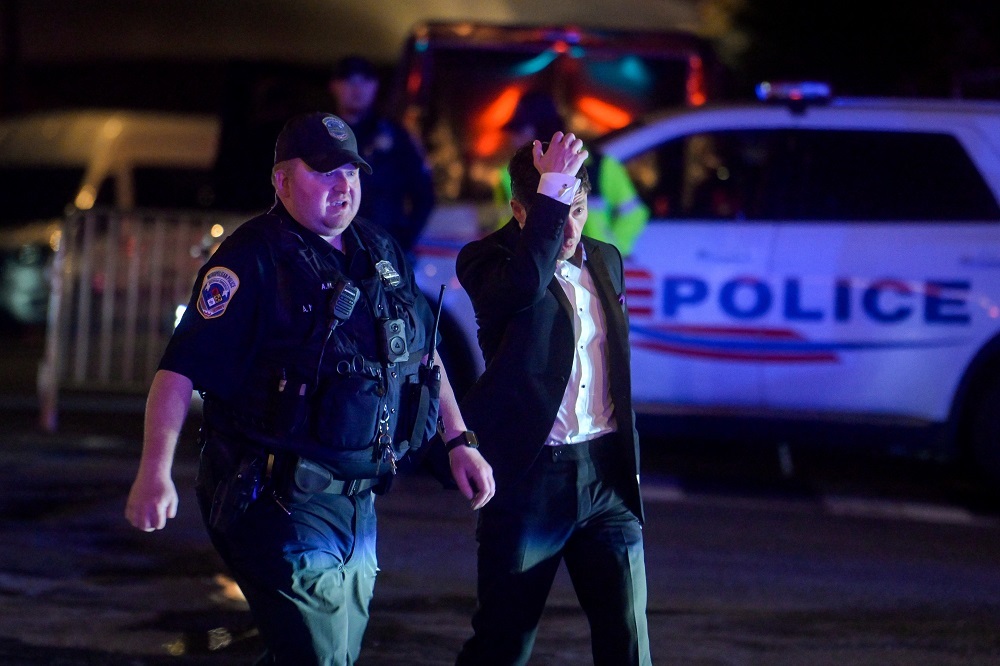 СМИ: Стрелявший в Вашингтоне написал обращение, указав целями чиновников США