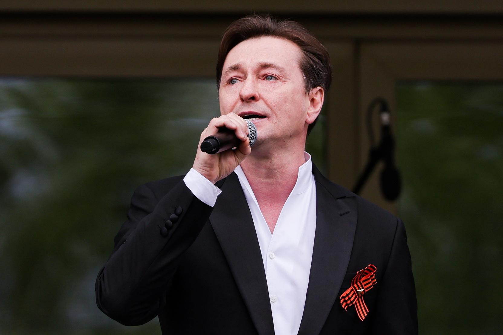 Сергей Безруков спел День Победы на улице