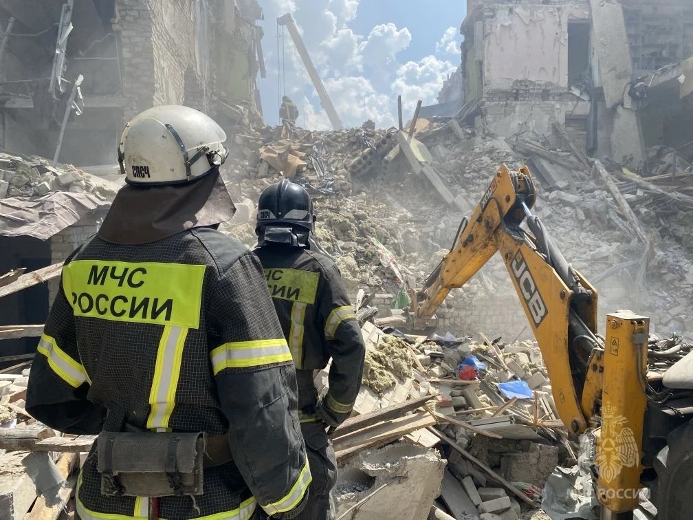 Очевидец рассказал, как помогал спасать детей из-под завалов в Старобельске