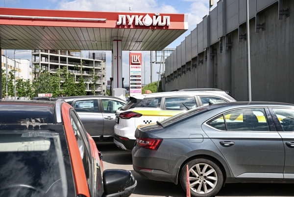 На Алтае запретили заправлять машины чаще одного раза в сутки