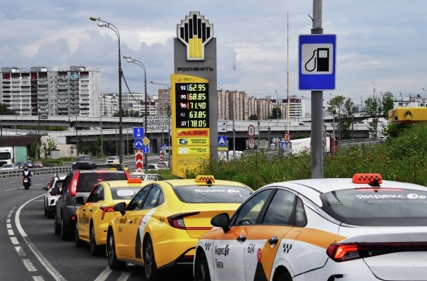 ФНПР: Очередь на АЗС может быть уважительной причиной опоздания на работу