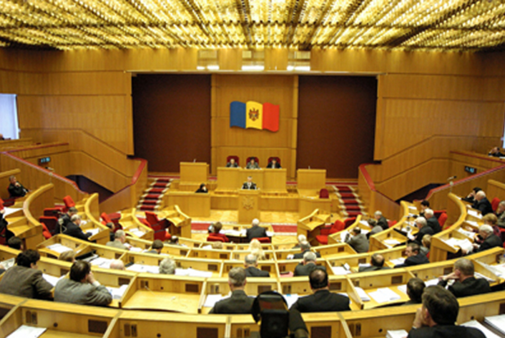 Парламент Молдавии одобрил переименование госязыка в румынский