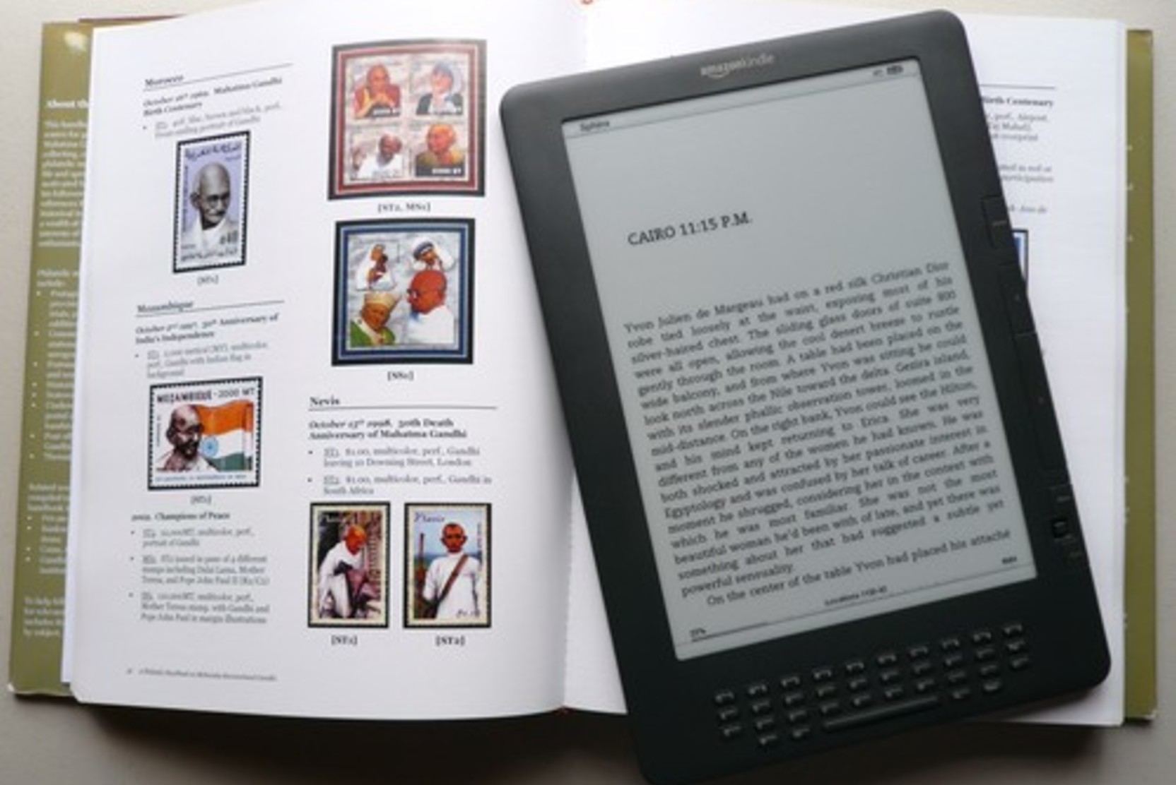 Печатные версии книг. Электронная книга. Учебник в электронной книге. Электронная книга планшет. Учебник в планшете.