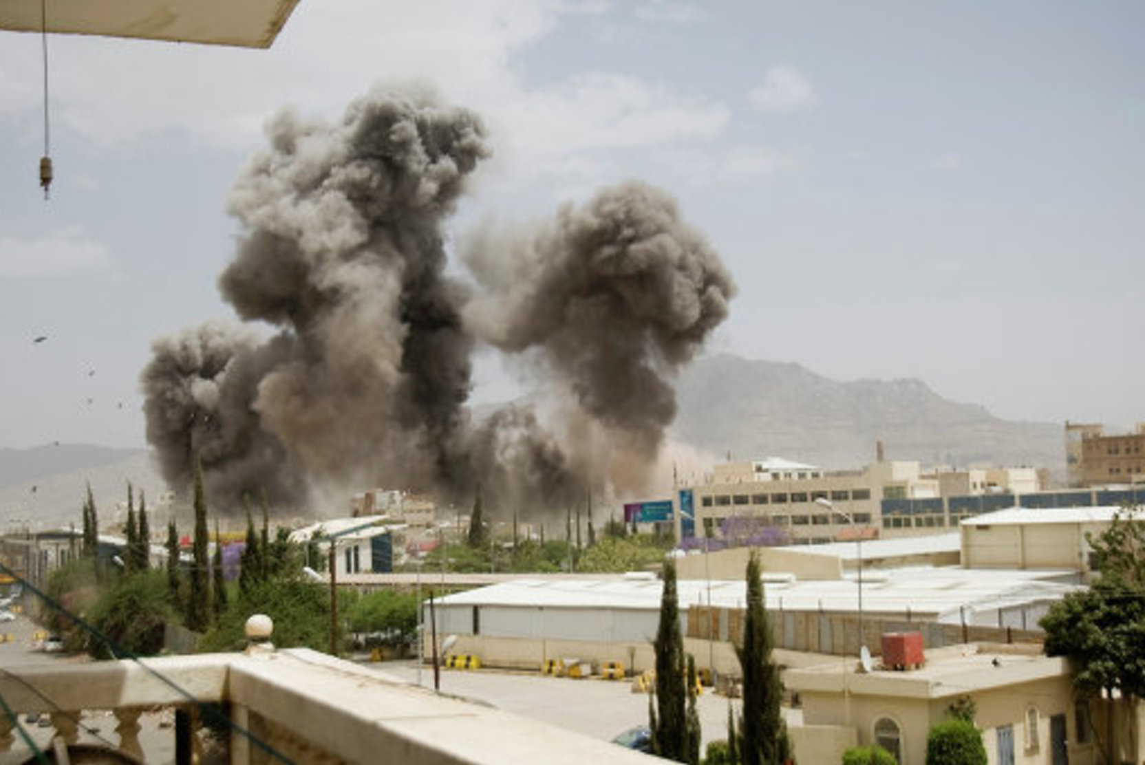 СМИ сообщили число жертв атаки на международный аэропорт Адена в Йемене