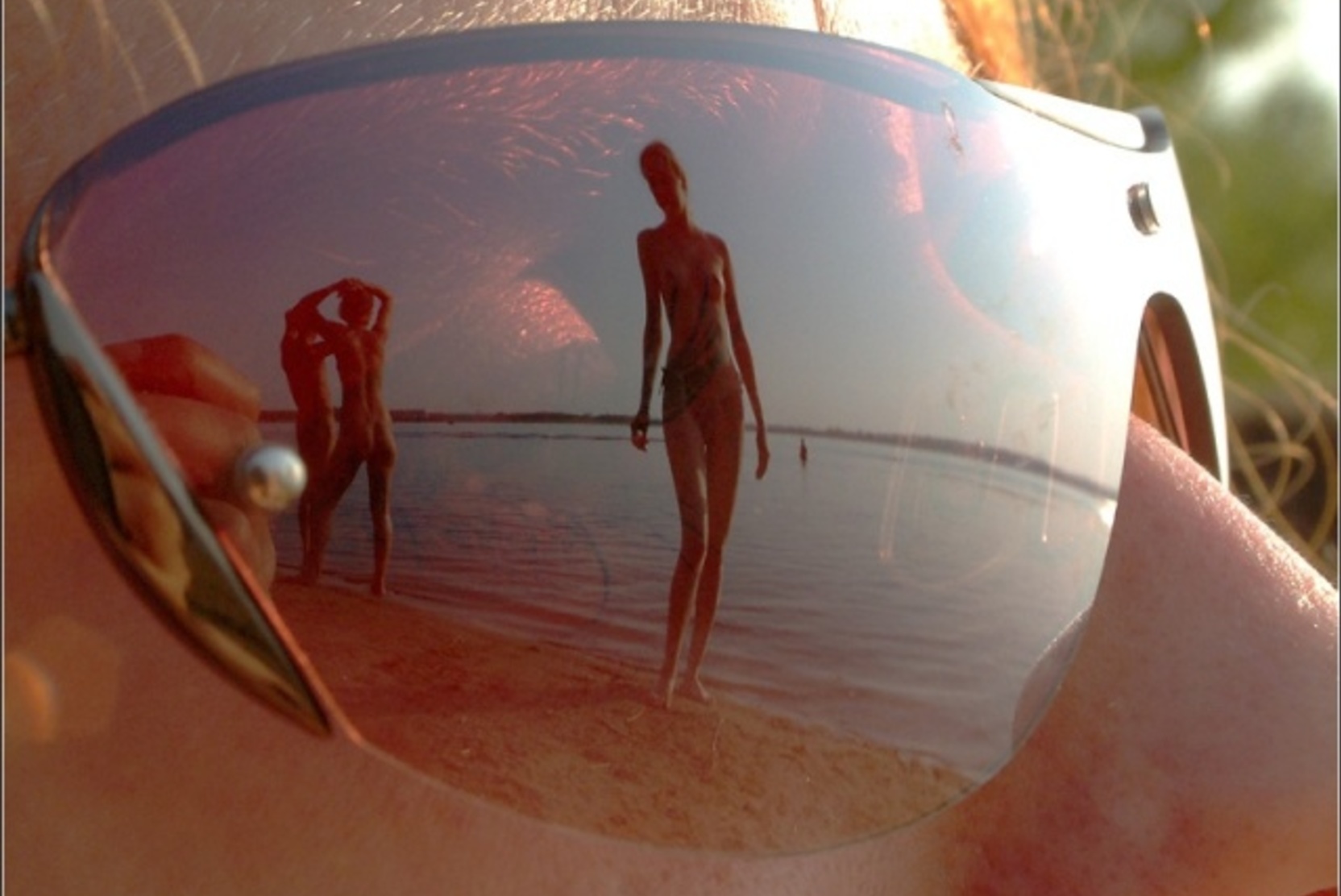 Более 2,5 тысяч голых устроили инсталляцию против рака кожи на пляже Австралии