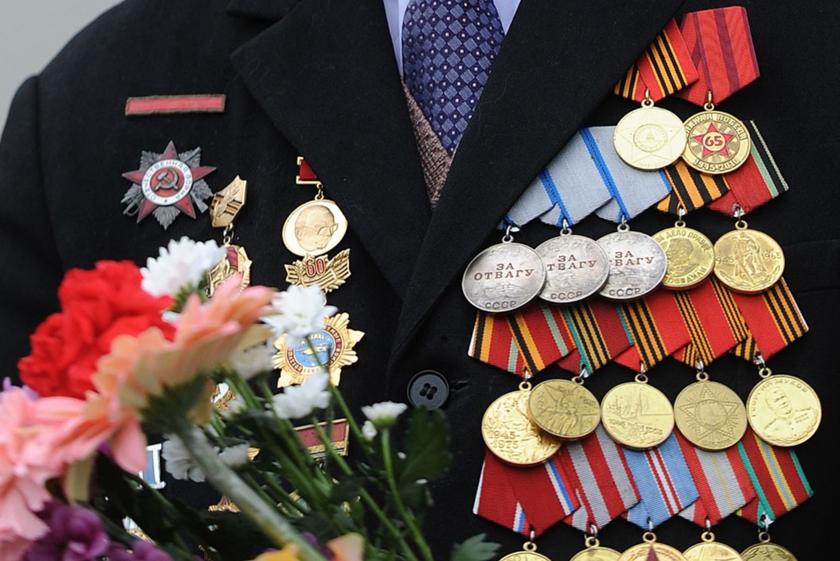 Медали участникам великой отечественной войны. Медали ветеранов ВОВ. Ветераны с орденами. Медаль ветеран войны. Ветеран с медалями.