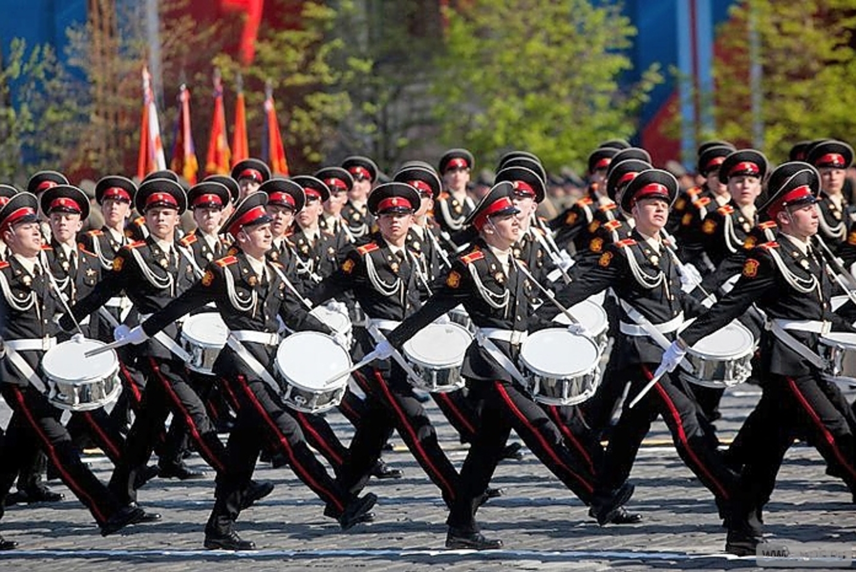 Марш перед. Кадеты на параде Победы 9 мая в Москве. Кадеты маршируют. Марш барабанщиков на параде. Курсанты маршируют.